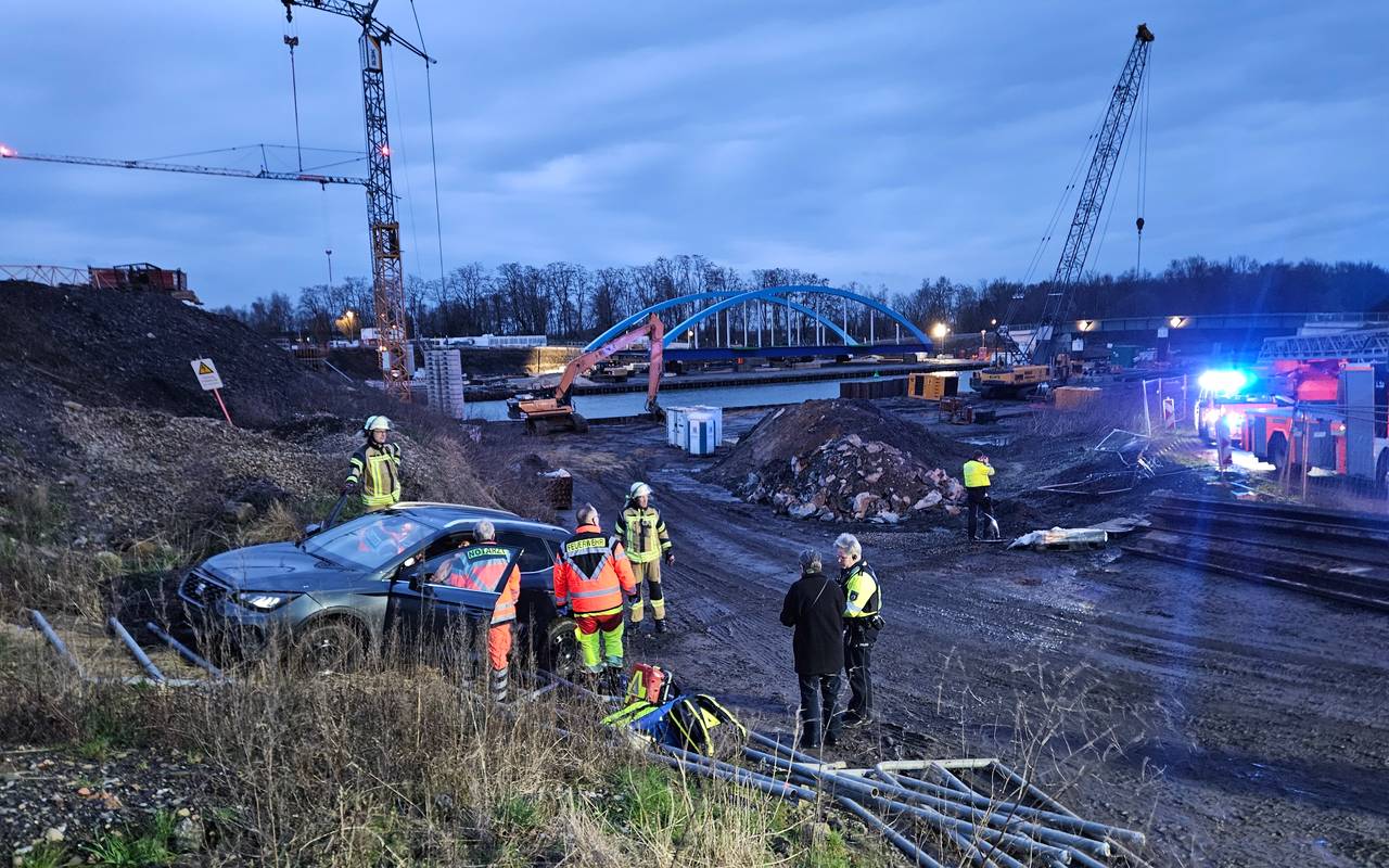 Das Unfallauto kam auf der Baustelle für die neue Löringhofbrücke in Datteln zum Stehen.