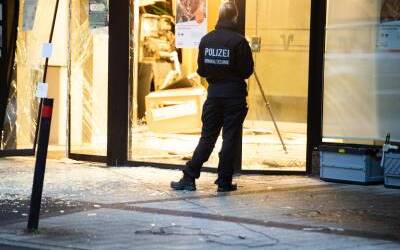 Kriminaltechniker der Polizei sicherten in der zerstörten Volksbank-Filiale Spuren.