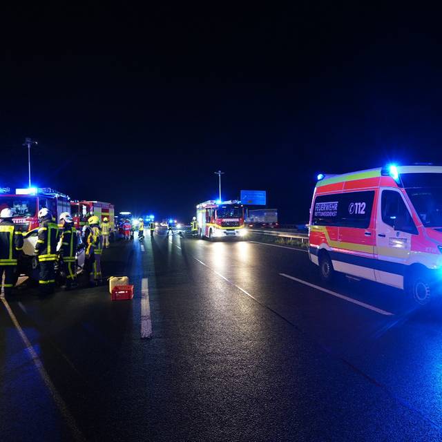 Feuerwehr und Rettungsdienst im Einsatz nach einem schweren Unfall auf der A2 bei Henrichenburg