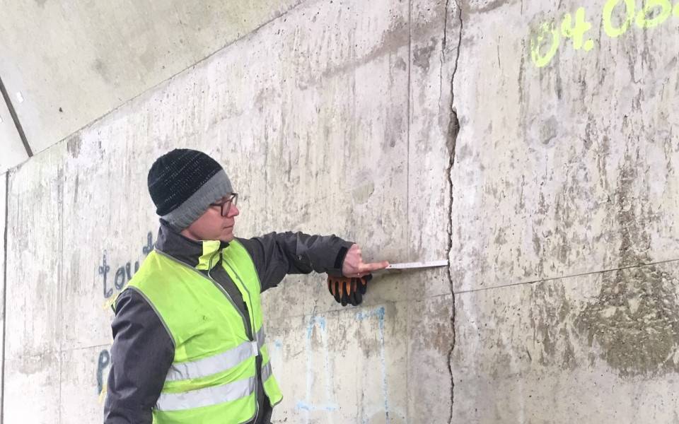 Markus Hoffmann der Lippe Wassertechnik überprüft eine Brücke