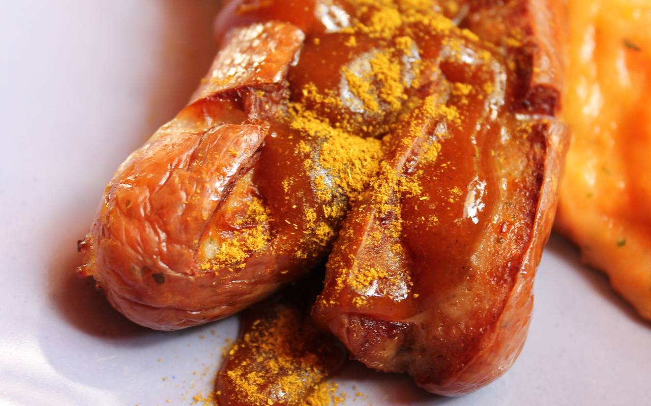 Eine fertig gebratene Currywurst (Symbolbild).