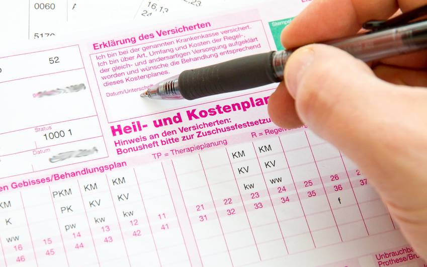 Mann beim Unterschreiben des Heil- und Kostenplanes