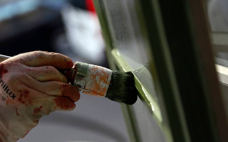 Maler bzw. Lackierer bei der Arbeit