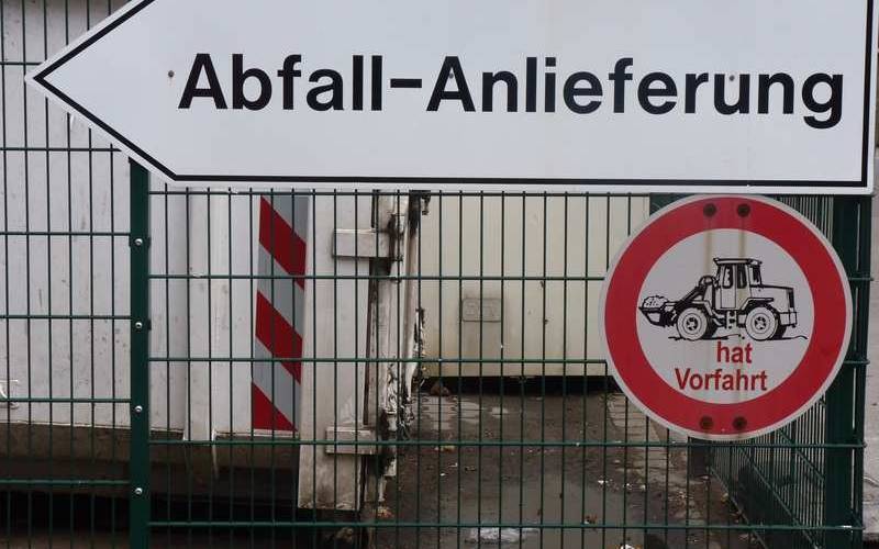 Schild Abfall-Anlieferung auf einem Betriebshof.