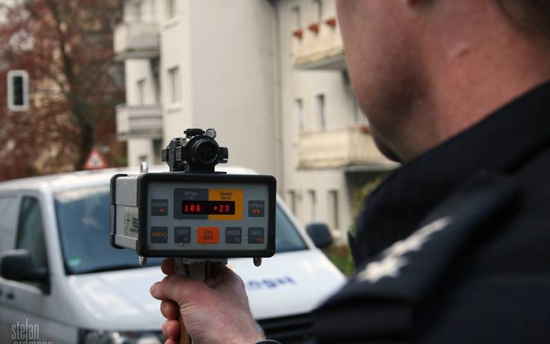Beim Blitzmarathon am 8. April 2014 kontrolliert ein Polizist mit der Laserpistole die Geschwindigkeit in einer 30er-Zone in Hattingen im Ennepe-Ruhr-Kreis.