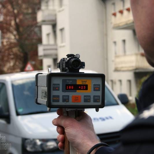Beim Blitzmarathon am 8. April 2014 kontrolliert ein Polizist mit der Laserpistole die Geschwindigkeit in einer 30er-Zone in Hattingen im Ennepe-Ruhr-Kreis.