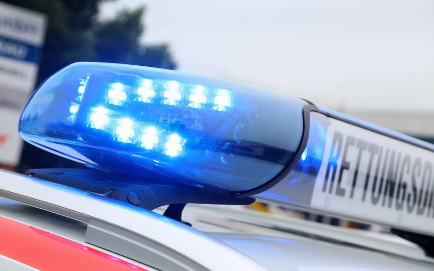 Blaulicht an einem Rettungswagen (Symbolbild).
Bei Verwendung in Social Media muss die Bildquelle am Bild genannt werden; bei Verwendung als Nachrichtenbild spielt das System diese automatisch mit aus.
