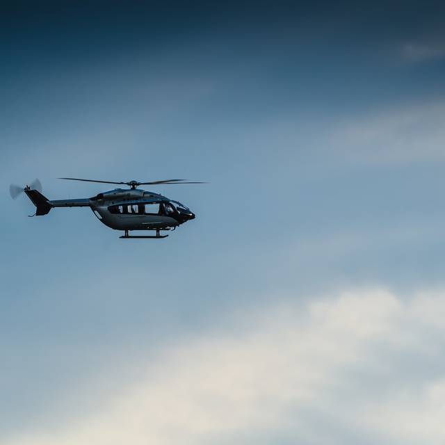 Hubschrauber vor blauem Himmel. Bei Verwendung in Social Media muss die Bildquelle am Bild genannt werden; bei Verwendung als Nachrichtenbild spielt das System diese automatisch mit aus.