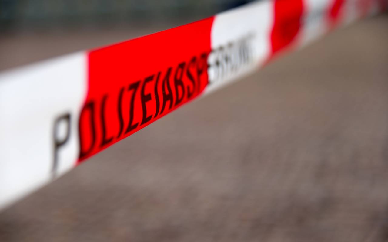 Ein Absperrband der Polizei in Nahaufnahme (Symbolbild).