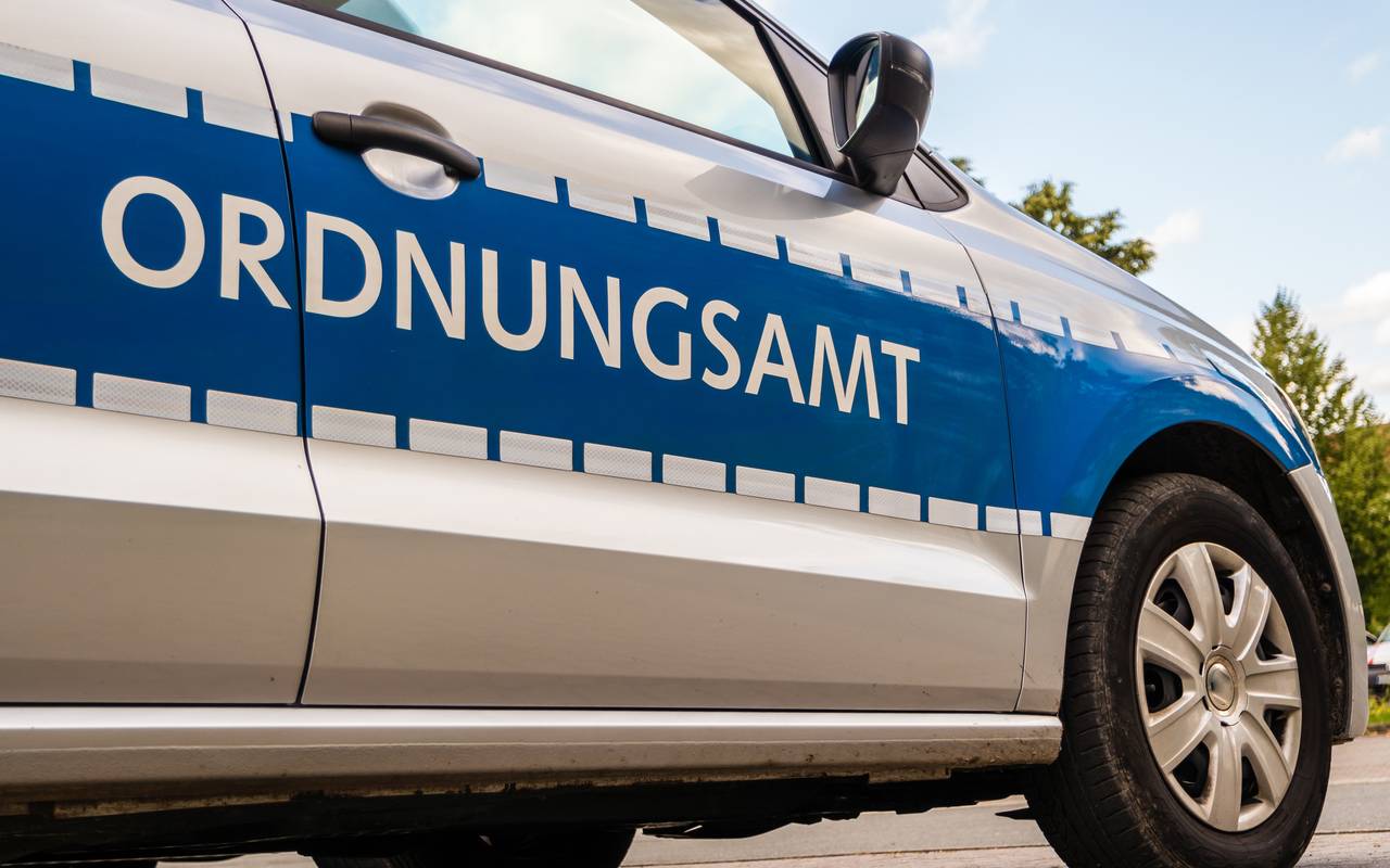 Ein PKW des Ordnungsamts fährt vor (Symbolbild).
