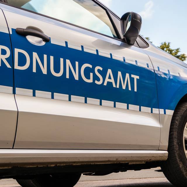 Ein PKW des Ordnungsamts fährt vor (Symbolbild).