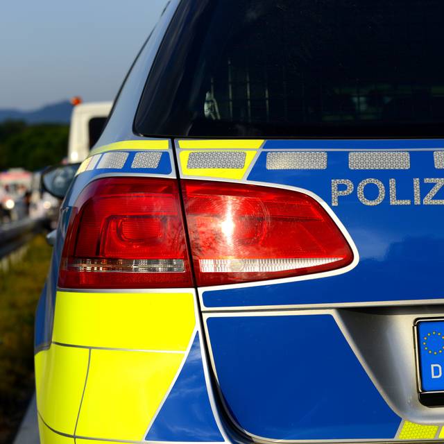 Ein Einsatzfahrzeug der Polizei (Symbolbild).
Bei Verwendung in Social Media muss die Bildquelle am Bild genannt werden; bei Verwendung als Nachrichtenbild spielt das System diese automatisch mit aus.