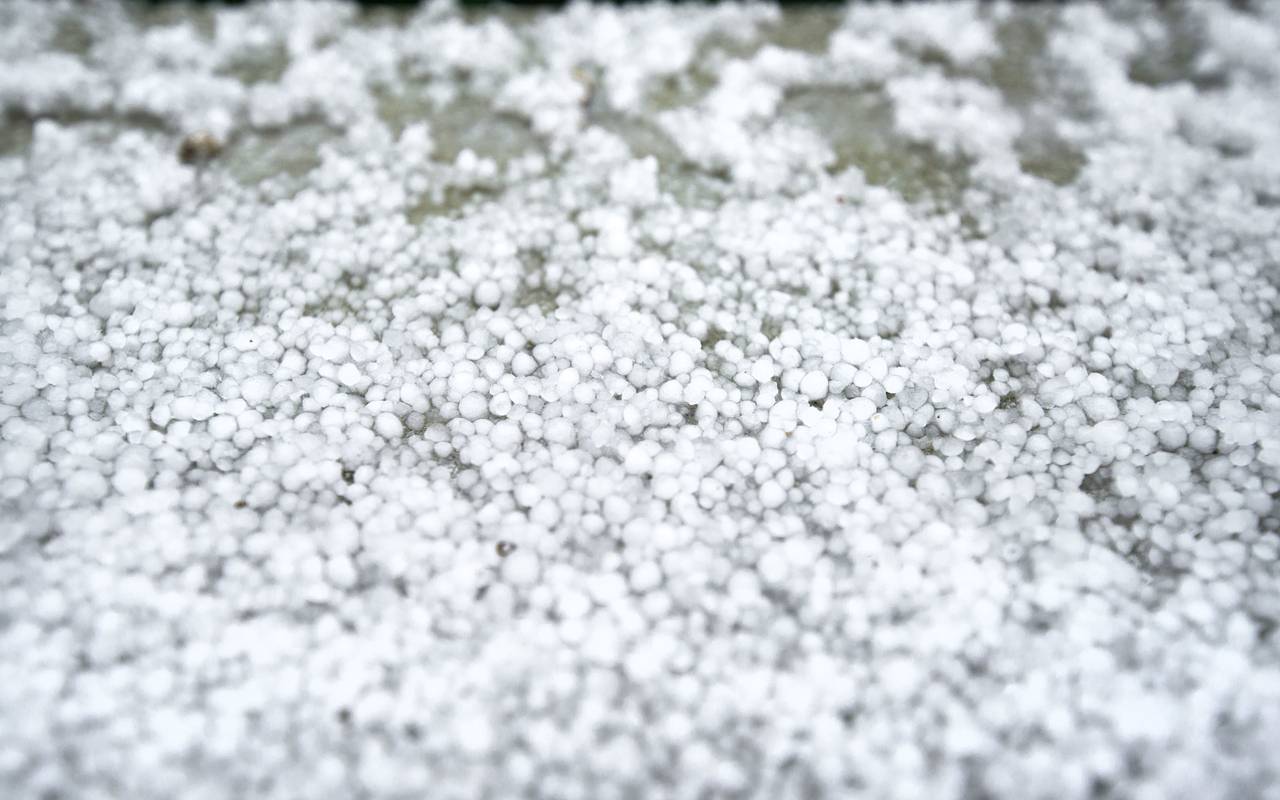 Hagelkörner liegen auf dem Boden (Symbolbild).