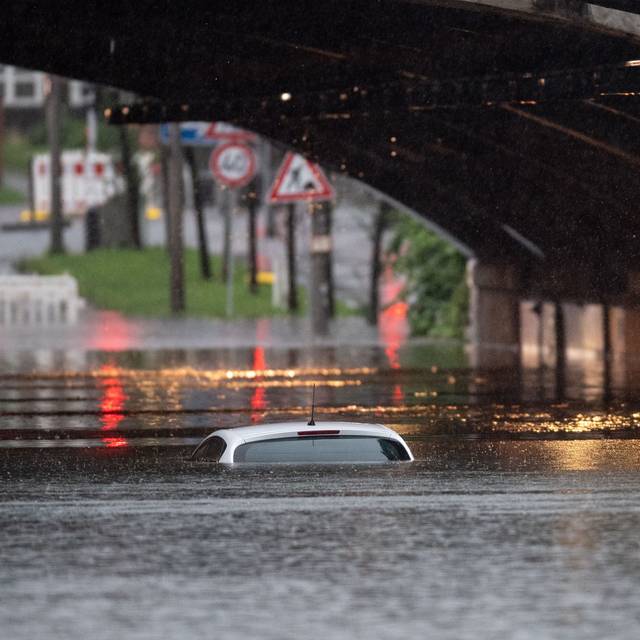 Ein Auto versinkt in den Wassermassen.