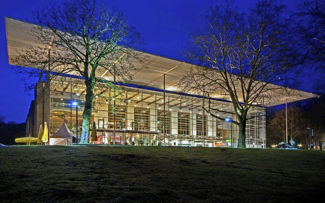 Das Recklinghäuser Ruhrfestspielhaus - angestrahlt bei Nacht.