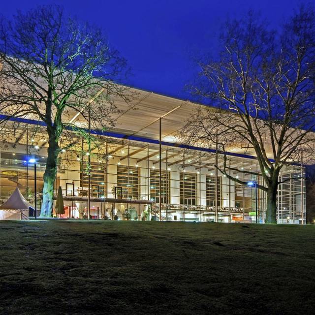 Das Recklinghäuser Ruhrfestspielhaus - angestrahlt bei Nacht.