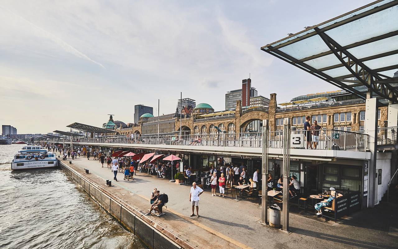 Hamburg: Landungsbrücke Wasserseite