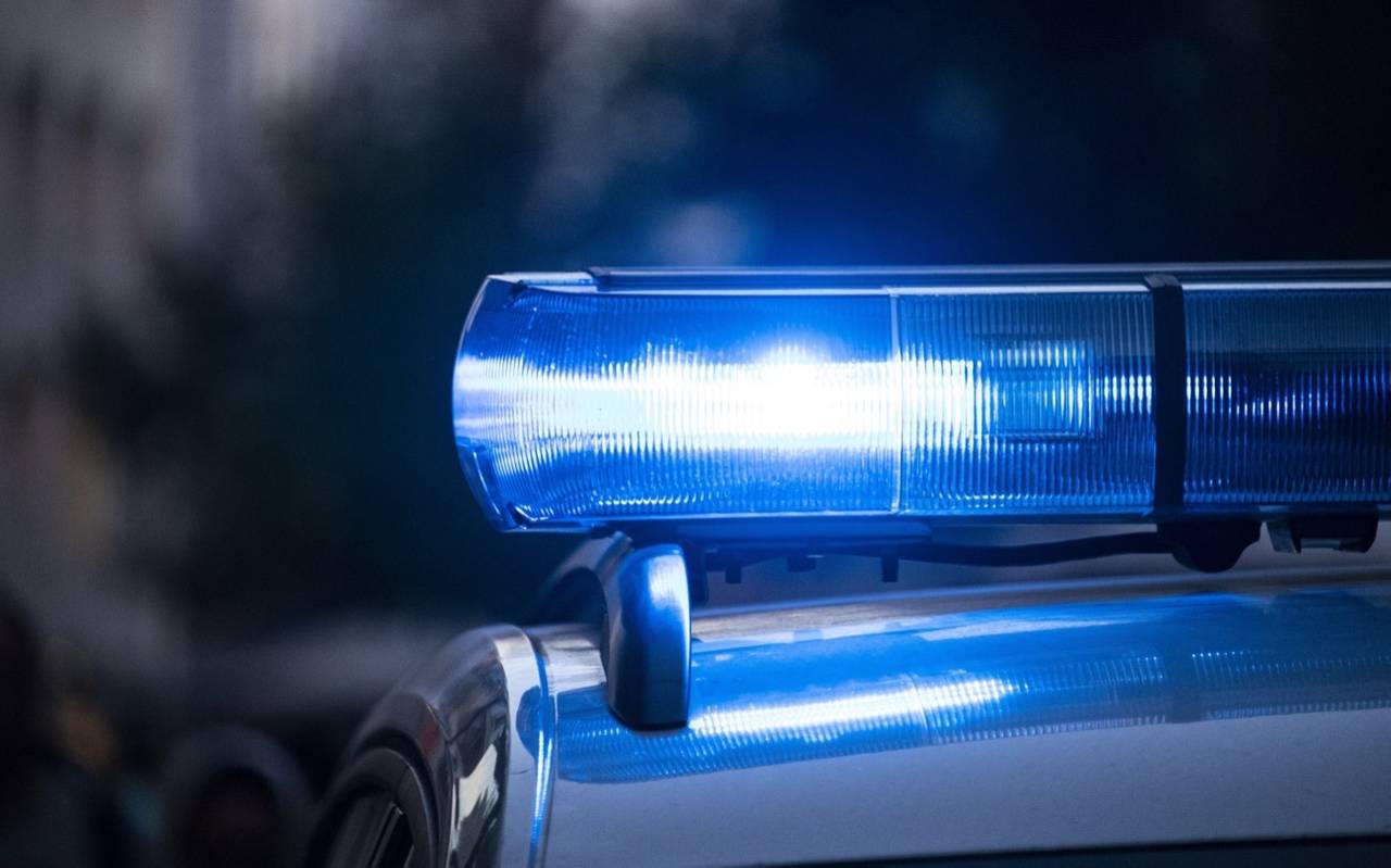 Polizeiauto mit Blaulicht im Einsatz.