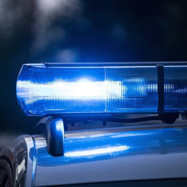 Polizeiauto mit Blaulicht im Einsatz.