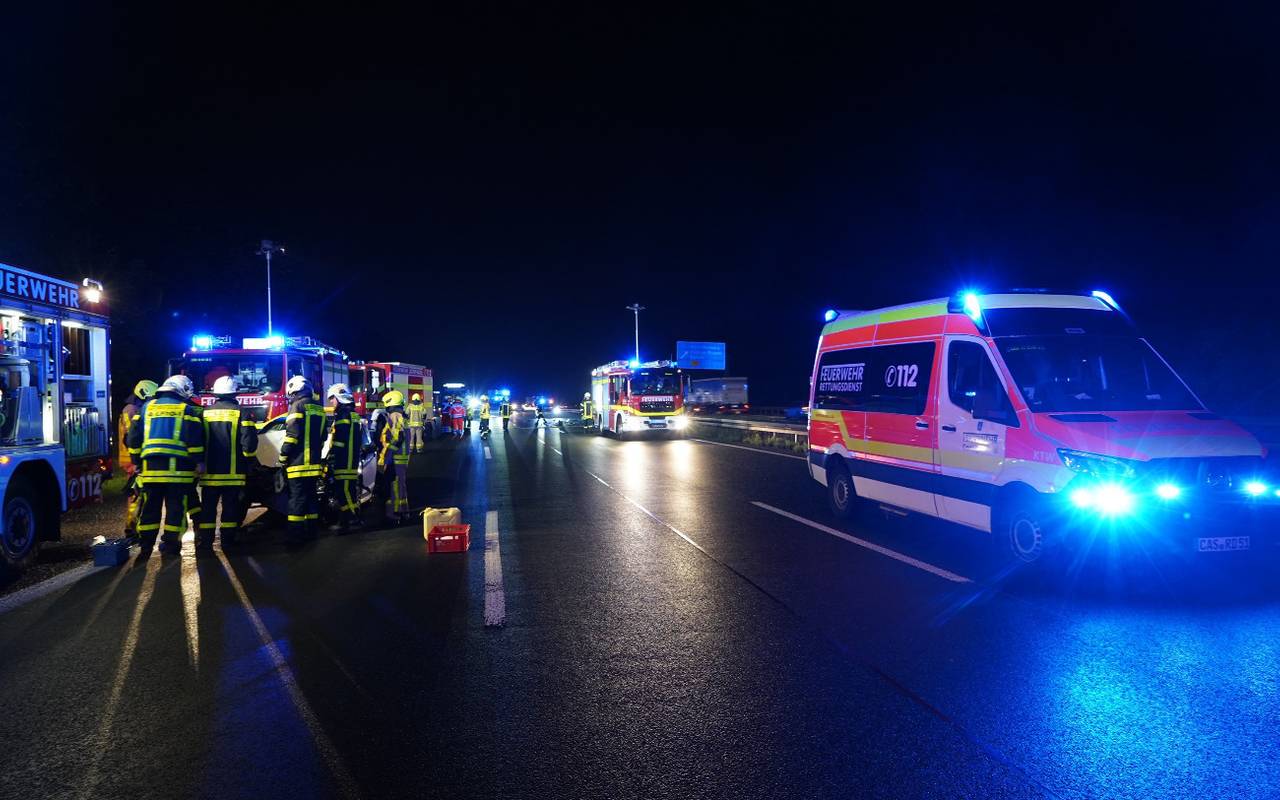 Feuerwehr und Rettungsdienst im Einsatz nach einem schweren Unfall auf der A2 bei Henrichenburg