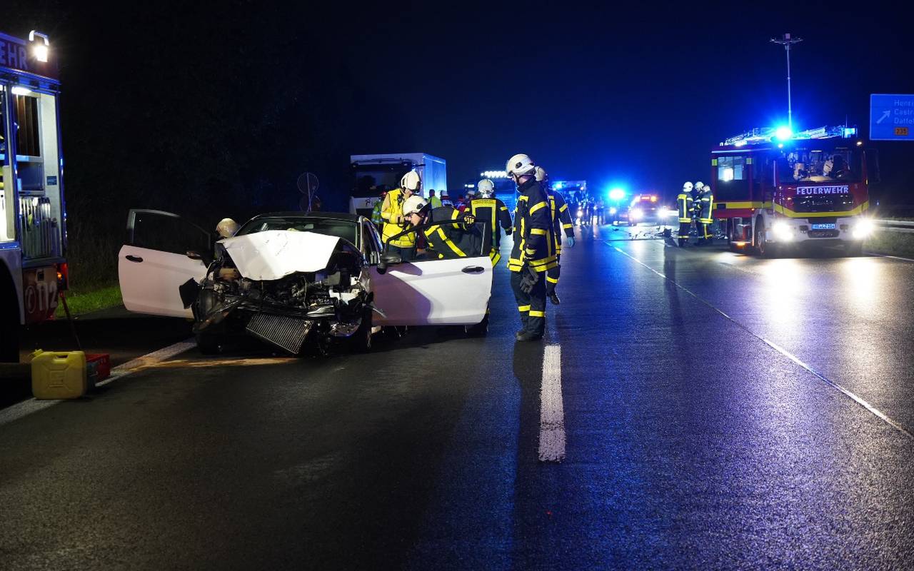 Feuerwehrleute im Einsatz auf der A2 bei Henrichenburg nach einem schweren Unfall