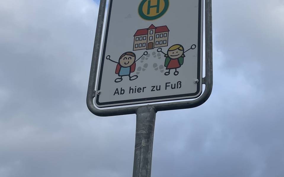 Ein Verkehrsschild markiert den Bereich der Elternhaltestelle