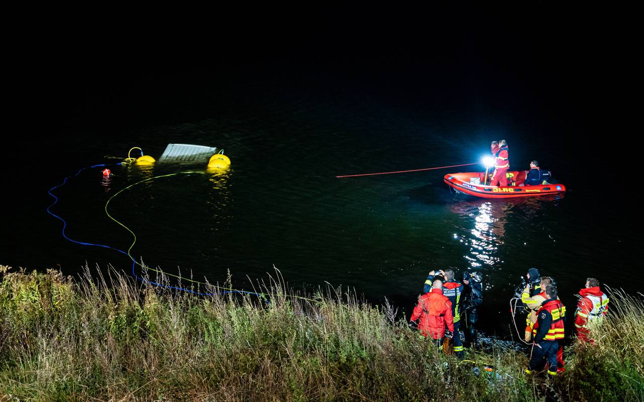 Feuerwehrtaucher bergen einen versunkenen Transporter aus der Lippe.