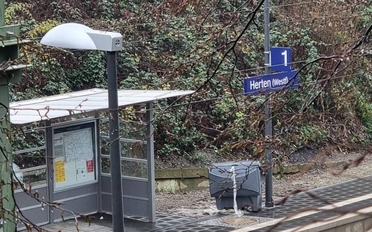 Der neue Bahnhaltepunkt Herten-Mitte mit dem Haltestellenschild.