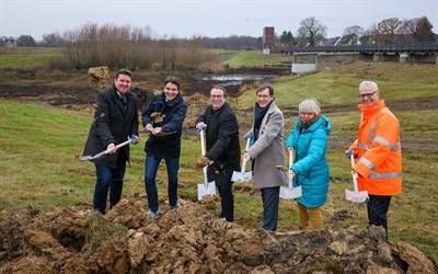 Erster Spatenstich für das neue größte Hochwasserrückhaltebecken der Emschergenossenschaft zwischen Castrop-Rauxel und Dortmund.