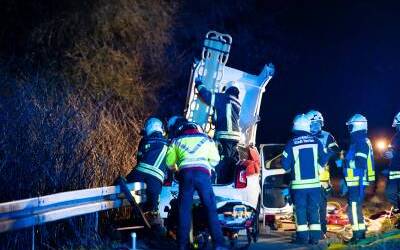 Die Feuerwehr trennt das Autodach ab, um den eingeklemmten Verletzten zu befreien.