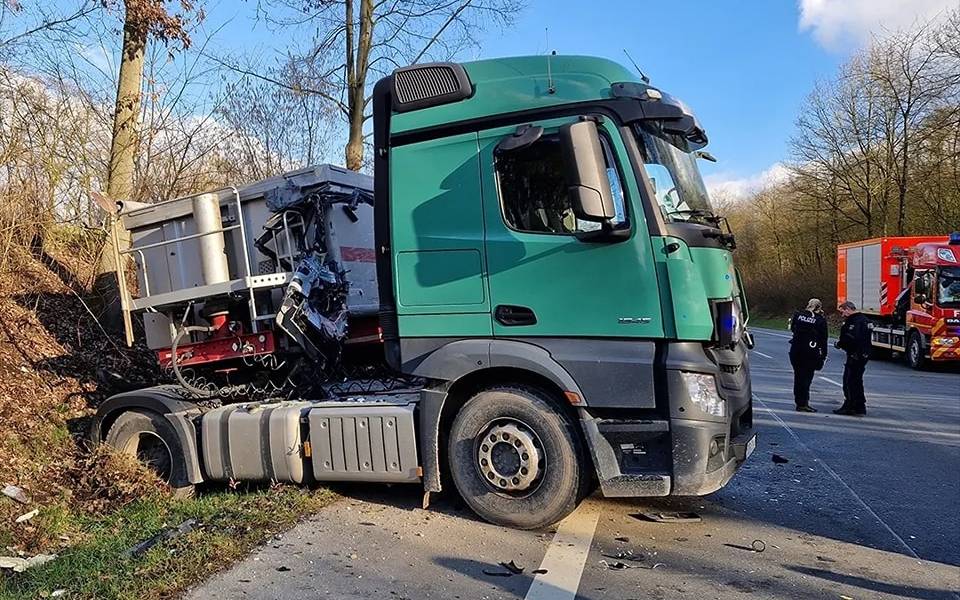 Ein LKW landete nach dem Unfall in Dorsten im Straßengraben.