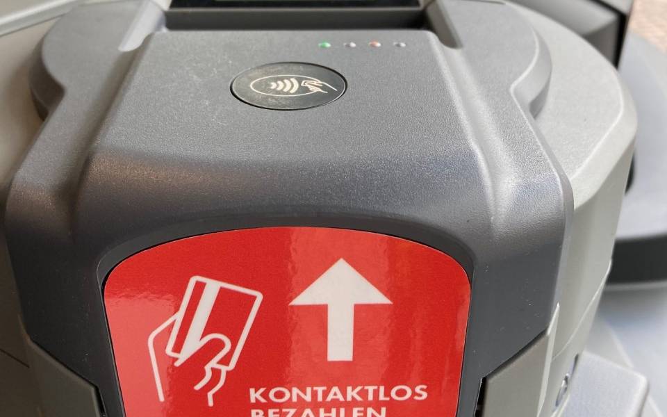 In den Bussen gibt es ein Lesegerät, an dem man mit Karte oder App sein Ticket bezahlen kann.