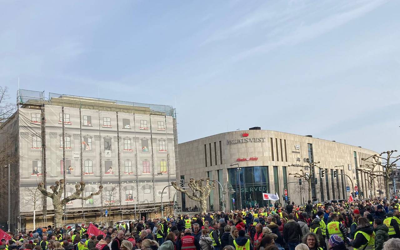 Der Rathausplatz in Recklinghausen ist voll mit Streikteilnehmern.
