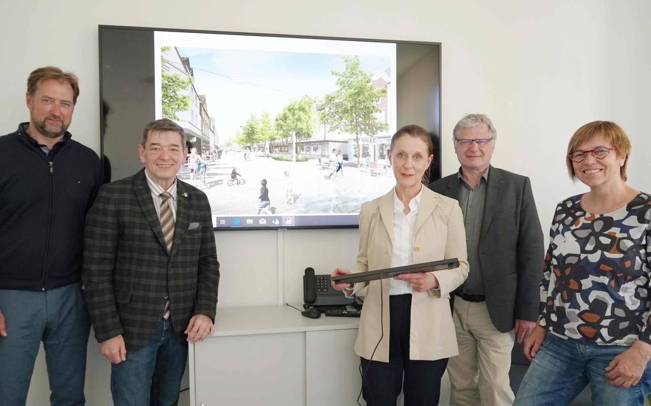 Marls Bürgermeister Werner Arndt (2.v.l.) schaut sich zusammen mit dem Team die Ideen für den Umbau der Hülsstraße an.