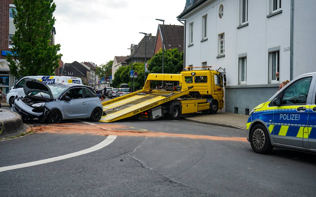 Der Unfallwagen wird von einem Abschleppdienst von der Unfallstelle weggebracht.