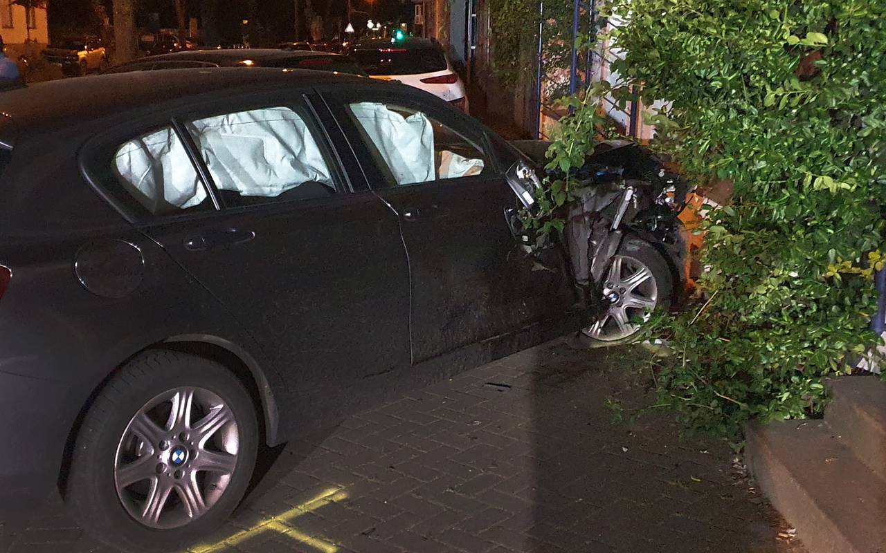 Auto prallt in Dorsten gegen Hauswand