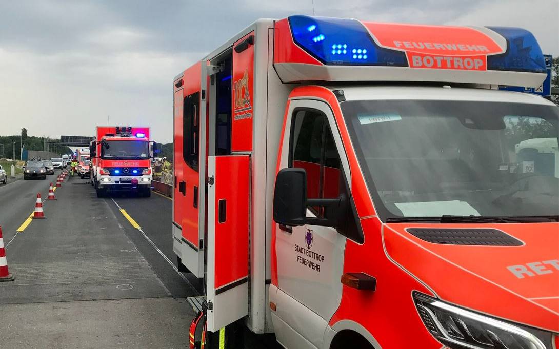 Mehrere Rettungswagen waren bei dem schlimmen Unfall auf der A2 im Einsatz.