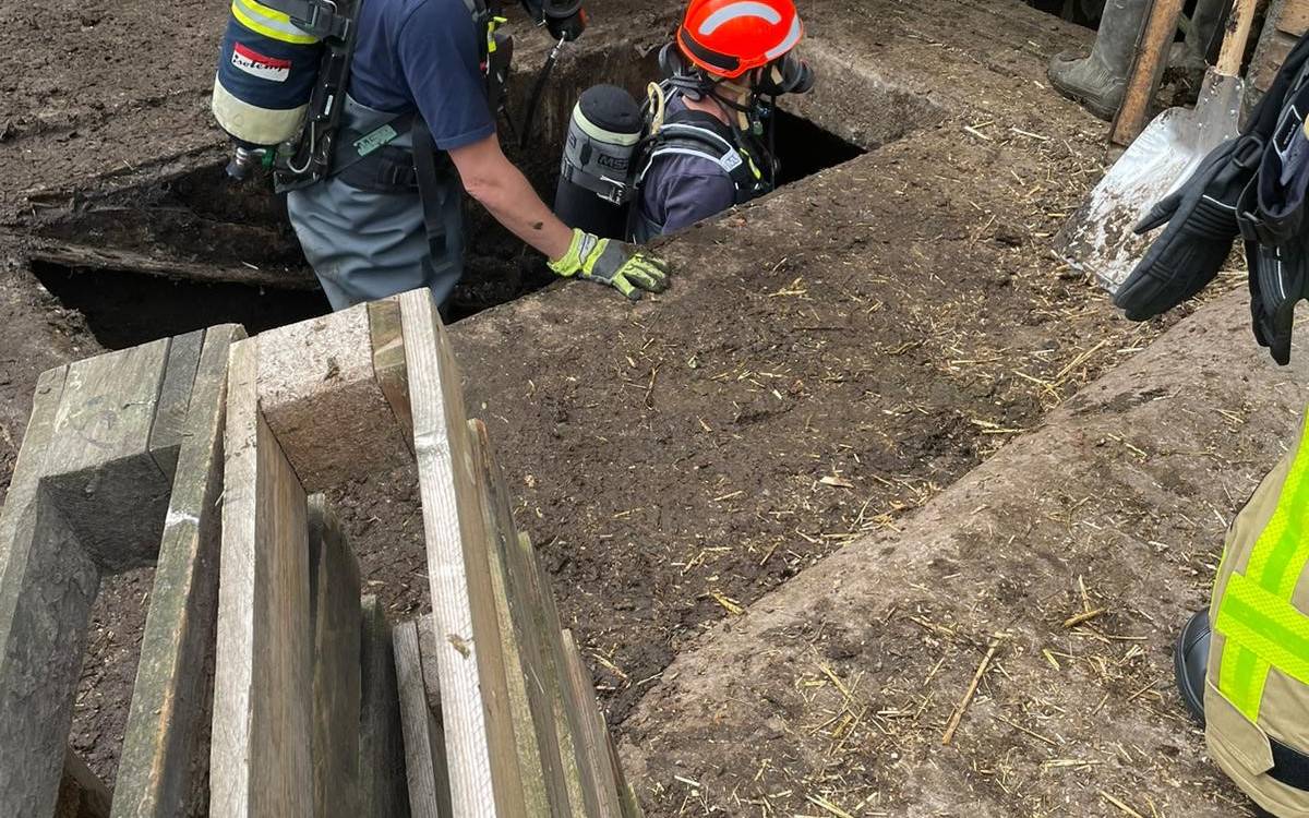 Die Feuerwehr konnte nur mit Atemschutzmasken in die Gülle-Grube gehen.