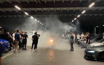 Etliche Autos und Tuningfans trafen sich im Parkhaus des Marler Sterns.