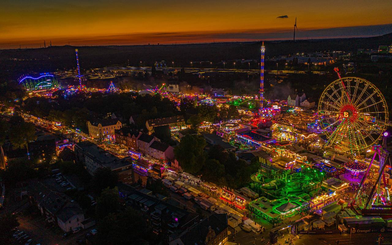 Die Cranger Kirmes in der Abenddämmerung aus der Luft.