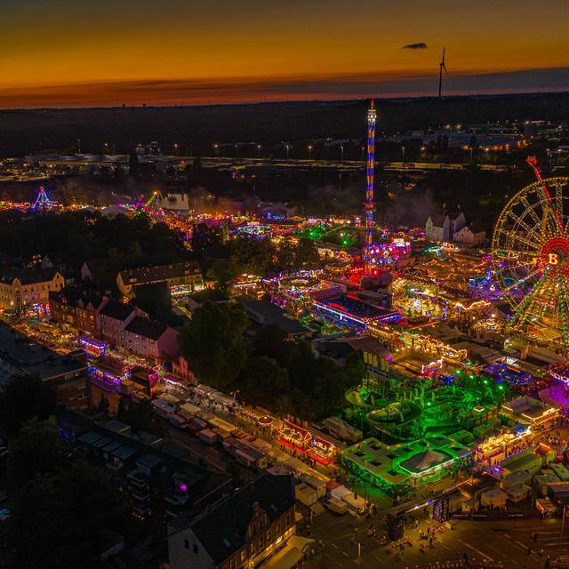Die Cranger Kirmes in der Abenddämmerung aus der Luft.