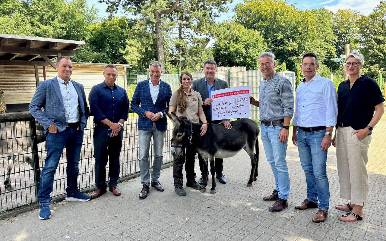 Passend zum Baustart des neuen Eselgeheges wurde ein Spendenscheck über 25.000 Euro übergeben.