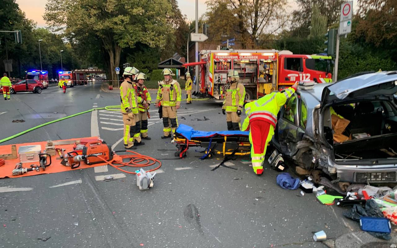Die Kreuzung in Gladbeck sah nach dem Unfall aus wie ein Schlachtfeld. Überall lagen Autoteile rum.