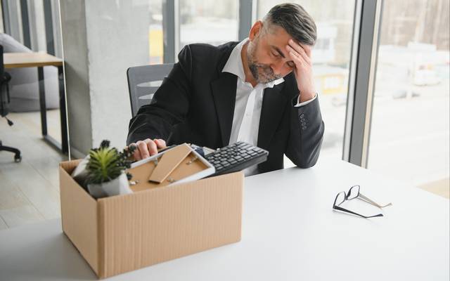 Ein Angestellter räumt nach der Kündigung seinen Schreibtisch (Symbolbild).