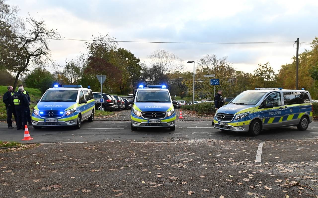 Mehrere Polizei-Einsatzwagen waren wegen der Bombendrohung an der Gesamtschule Wulfen im Einsatz.