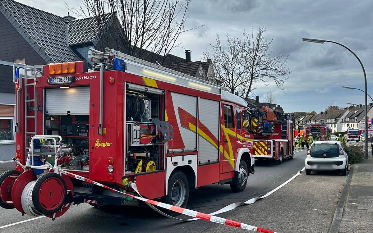 Mehrere Löschzüge waren bei dem Feuerwehreinsatz auf der Kleinerkenschwicker Straße dabei.