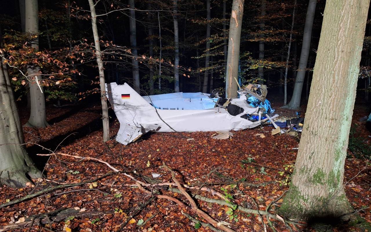 Das Wrack des Kleinflugzeugs wurde in einem Wald in Bottrop gefunden.