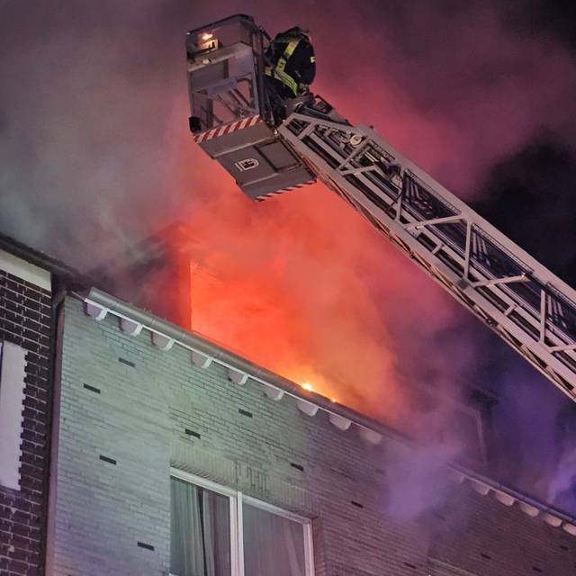 Flammen schlagen aus der Wohnung in der Dattelner Innenstadt.