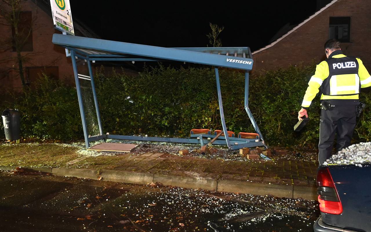 Auto kracht in Dorsten in Bushaltestelle
