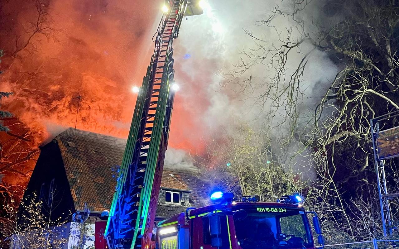 Die Feuerwehr bekämpfte den Brand in dem leerstehenden Haus auch von oben mit einer Drehleiter.